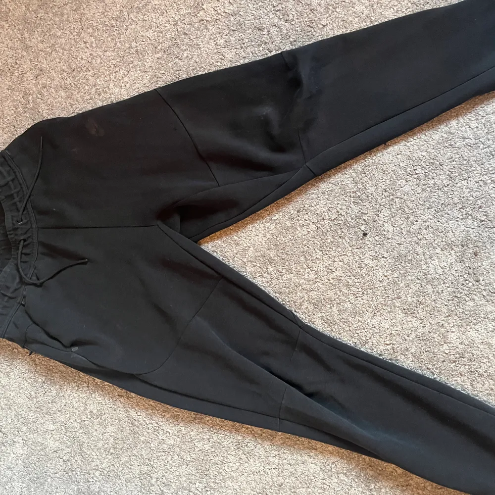 Nike tech fleece byxor  Stl: XL OBS! I barn storlek Bra skick förutom 2 st små slitage hål (Se bild 2). Jeans & Byxor.