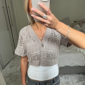 Stickad bolero - Säljer denna stickade/vitkade boleron. Har du någon fråga är det bara att höra av dig🫶🏻