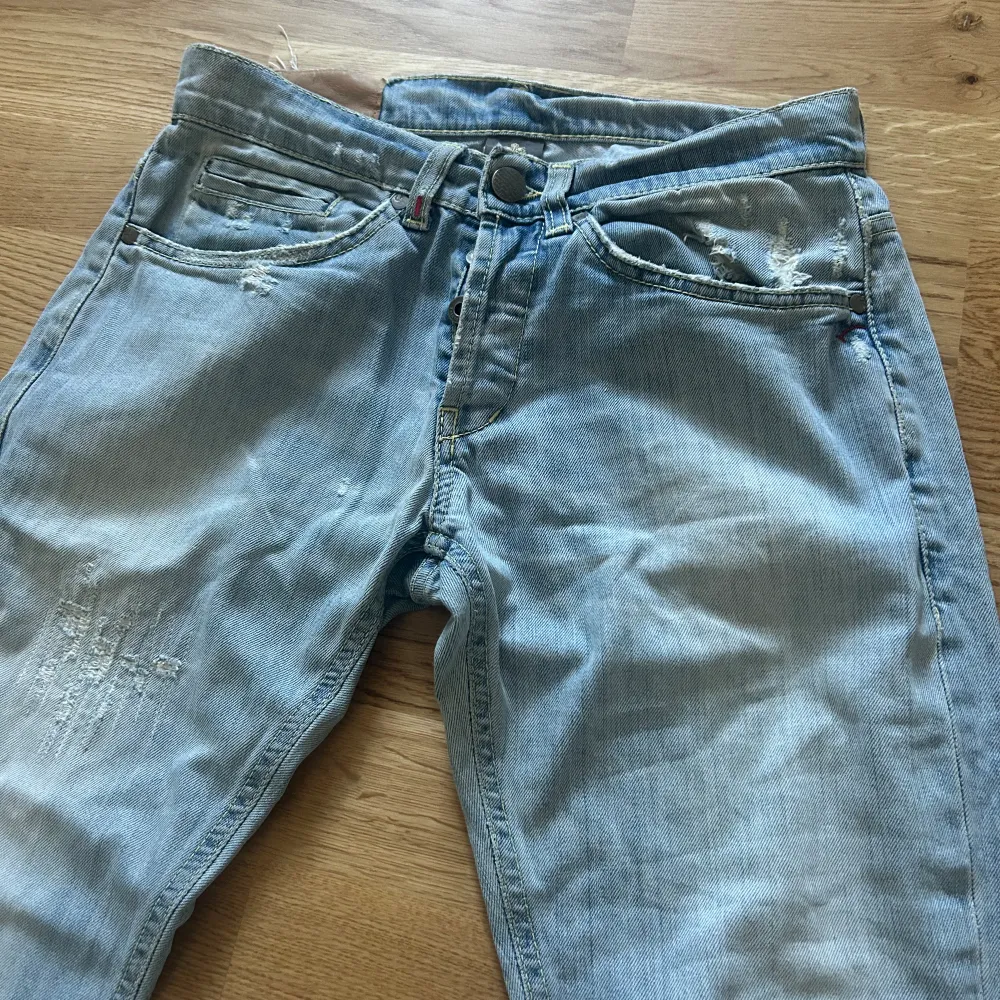 Ett par ljusa Dondup Jeans, modell George, storlek 30. Passar bra för någon som är runt 1,70. . Jeans & Byxor.