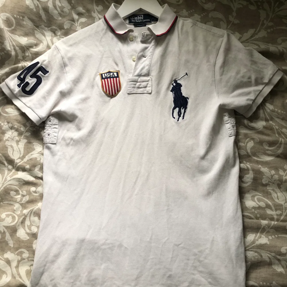 Tja säljer denna tuffa ralph lauren tröja köpt i usa riktigt rare chief keef tröja 🔥🔥kom med flera frågor privat och bud . Tröjor & Koftor.