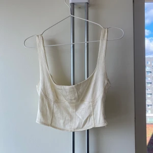 Topp från Zara - Använd men väl omhändertagen. Topp i korsett-lik brodering 