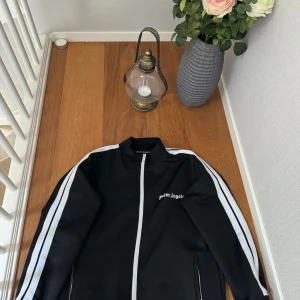 Palm Angels tröja - Tjo, säljer den här otroligt snygga Palm Angels tröjan som passar i princip till allt! 🔥 stl M. Har används ett fåtal gånger, skick 9/10👍 