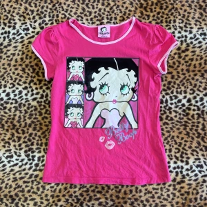 2000s betty boop tee - ✰*฿✩‧₊˚ läs gärna köpvillkoren innan köp - FAST PRIS!! ✰ står storlek 152/158, men den sitter som en slim fit S eller baggy XS ✰ inga märkbara defekter, men ha i åtanke att det är ett sparsamt använt second hand plagg ✰ skriv vid frågor💋