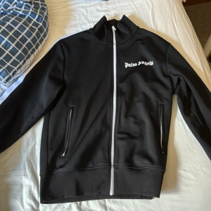 Palm angels tröja - I mycket bra skick, säljer pga den har blivit för liten. Kvitto finns