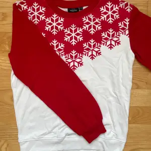 Säljer denna tröja perfekt för julafton eller vintern allmänt då den inte är min stil. Den är använd 1 gg så i nyskick! Hör gärna av dig vid frågor, för fler bilder eller för att diskutera priset!💕😇