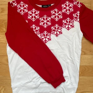 Jultröja - Säljer denna tröja perfekt för julafton eller vintern allmänt då den inte är min stil. Den är använd 1 gg så i nyskick! Hör gärna av dig vid frågor, för fler bilder eller för att diskutera priset!💕😇