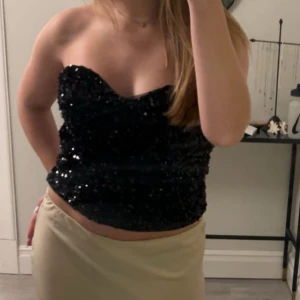Glittrig top  - Glittrig Tubtopp, helt oanvänd!! Perfekt till fest!!