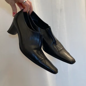 Svarta spetsiga klackar  - Skit tuffa och sköna skor i fint skick. Storlek 39-40 ish