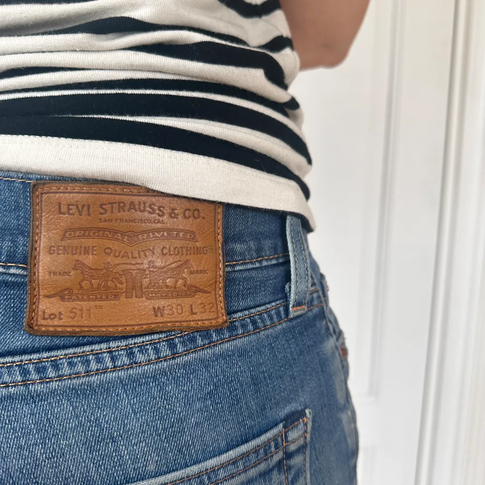 Säljer nu dessa sjukt snygga Levis jeans i modellen 511😍 Storlek 30 32. Använda fåtal gånger och mest hängt i garderoben sen dem köptes! Nypris på dessa ligger på runt 1100! Skriv om fler frågor finns🤗🤗. Jeans & Byxor.