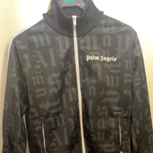 Palm Angels attack Tröja/Jackett - Palm track Jacket  Size Medium Skick 9/10 Nypris 7-8k  Öppen för Trades // Bud Riktig Laid Back tröja!