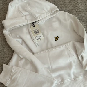 Lyle & Scott - Helt oanvänd Lyle o Scott hoodie med prislapp. Säljs pga köpt i fel storlek och glömt returnera💛