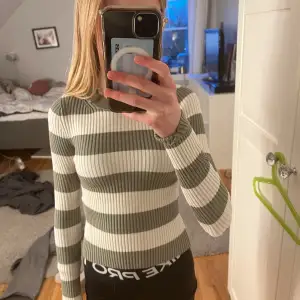 Säljer den här grön randiga långärmade pågrund av att den är för liten för mig den är väldigt stretchig och är i storleken  Xs den är ifrån pull&bear🛍️❤️ Den har aldrig använts och är i bra skick💗