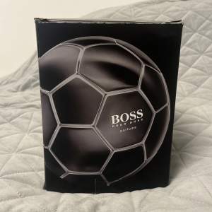 Säljer min Hugo Boss fotboll då den inte har kommit till användning. Nypris är mellan 600-1000 kronor. Jag säljer den för 500 kronor. Har aldrig använt denna fotboll och inte ens rört den. Har öppnat lådan 2-3 gånger. Pumpen ingår också