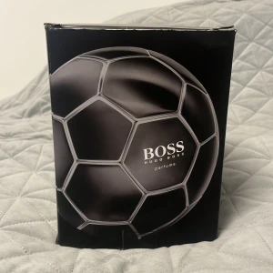 Hugo Boss fotboll - Säljer min Hugo Boss fotboll då den inte har kommit till användning. Nypris är mellan 600-1000 kronor. Jag säljer den för 500 kronor. Har aldrig använt denna fotboll och inte ens rört den. Har öppnat lådan 2-3 gånger. Pumpen ingår också