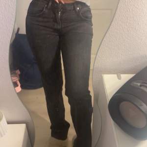 Urtvättade svarta flare jeans från Zara, väldigt fint skick.