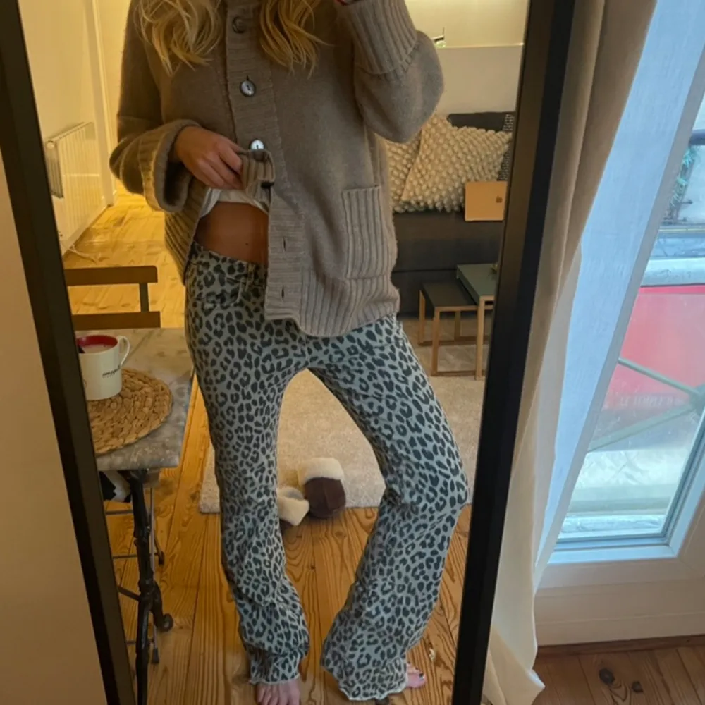 Sååå snygga leopard jeans som bara är sjuukt najs, as långa, stretchiga, och perfeekta festbyxorna eller bara roligare jeans!!🖤🖤Köpa dyrt här i paris!!! Inga defekter. Jeans & Byxor.