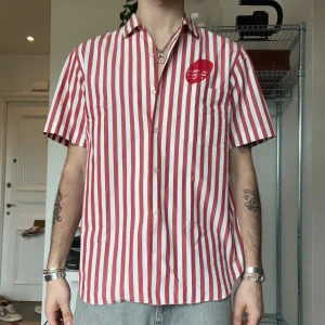 COMME des GARCONS HOMME PLUS - Sjukt najs CDG HOMME PLUS skjorta  Köpt på Ettresex storlek M Passar M/L Jag är 187 Cm Lång  Öppen för bud