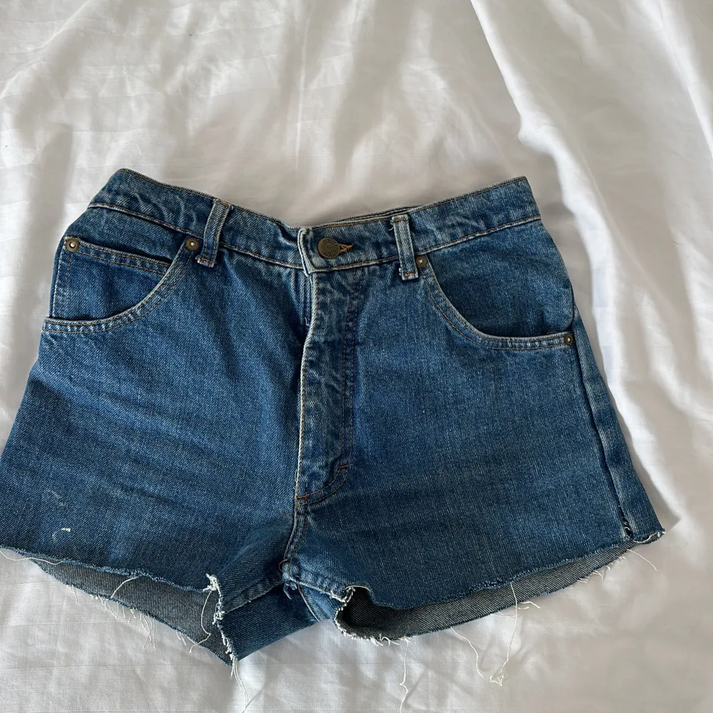 Superfina jeans shorts som tyvärr blivit för små🩷 superfint skick dock har sömnen spruckit se bild 3  . Shorts.