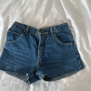 Jeans shorts  - Superfina jeans shorts som tyvärr blivit för små🩷 superfint skick dock har sömnen spruckit se bild 3  
