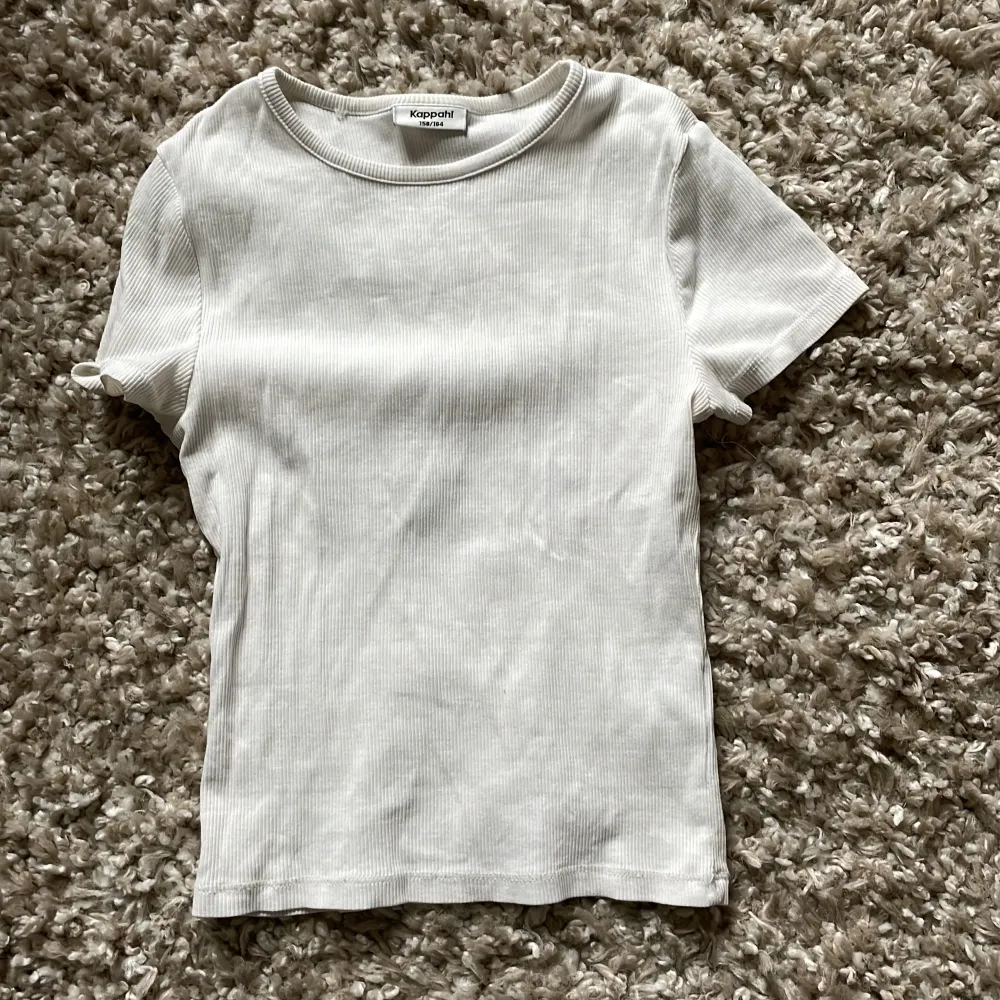 Denna tröja började bli för liten på mig så jag bestämde för att sälja den. Alla kläder jag säljer har blivit tvettade och strykta innan👚. T-shirts.