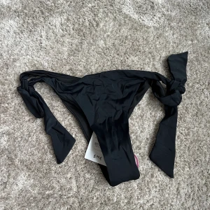 Svart bikini - Svart bikiniunderdel med prislapp kvad!