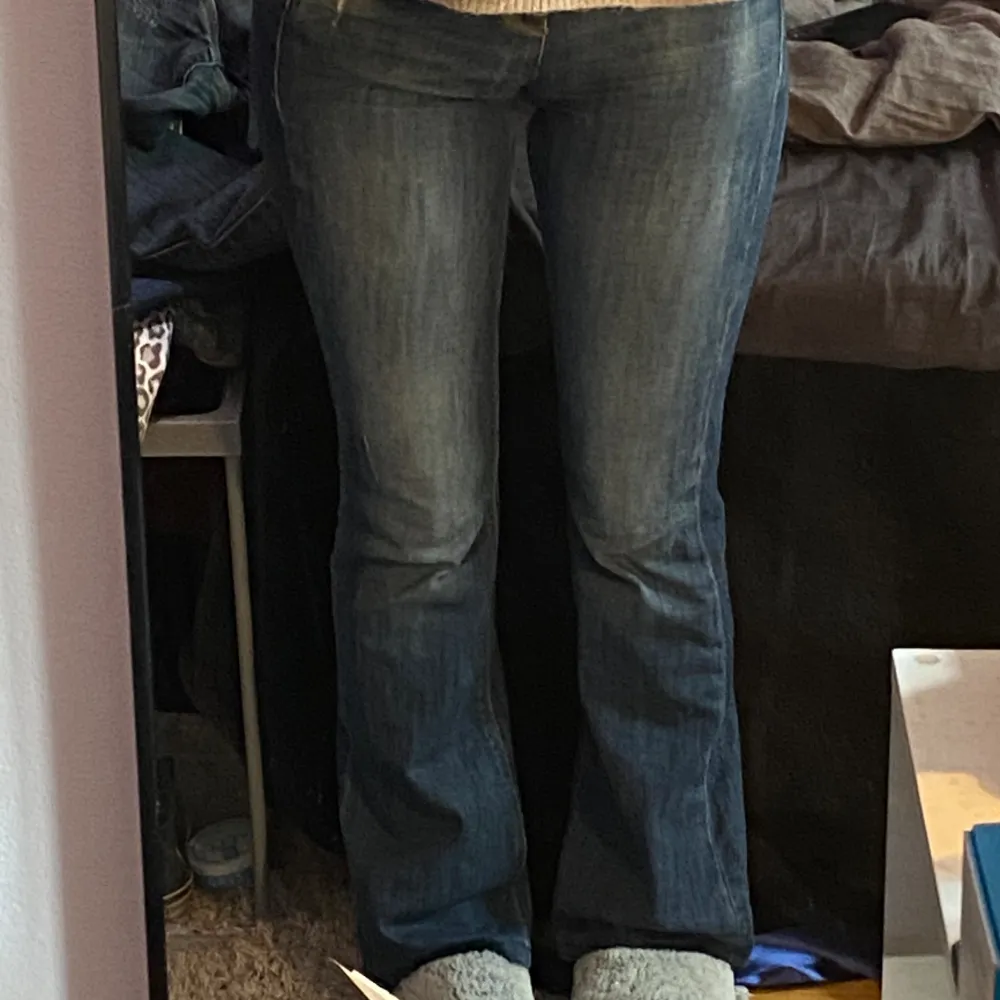 Lågmidjade utsvängda jeans ifrån Guess. De är i storlek 24, passar ungefär storlek XS. Super fint skick och färg💙. Jeans & Byxor.
