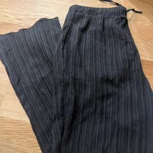 Byxor - Säljer dessa byxorna med lite struktur från nakd. Inte min stil länge använda men i väldigt gott skick!  Storlek 38