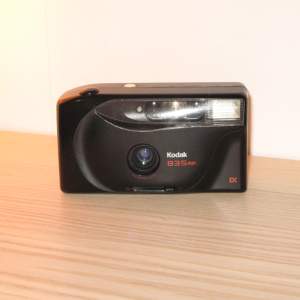 Analog kamera från Kodak som jag köpte second hand. Den är i fint skick för att vara begagnad! Batterilocket saknas men går att tejpa för batteriet! 