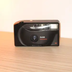 Analog kamera från Kodak som jag köpte second hand. Den är i fint skick för att vara begagnad! Batterilocket saknas men går att tejpa för batteriet! 