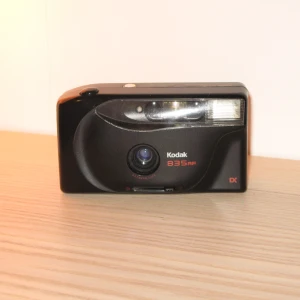 Kodak 835AF - Analog kamera från Kodak som jag köpte second hand. Den är i fint skick för att vara begagnad! Batterilocket saknas men går att tejpa för batteriet! 