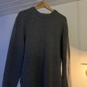 Stickad sweatshirt  - Köpt på hm för 600kr  Storlek M 8/10