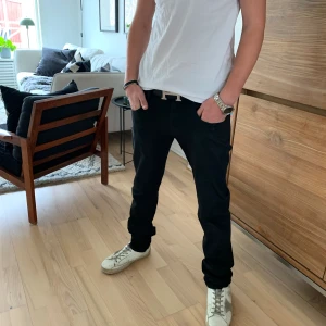 Replay Anbass - Tja! Nu säljer vi dessa feta Replay Anbass Jeans. Dem är endast använda några fåtal gånger och är i väldigt fint skick. Skriv för ytterligare frågor eller funderingar! Nypris 1600kr