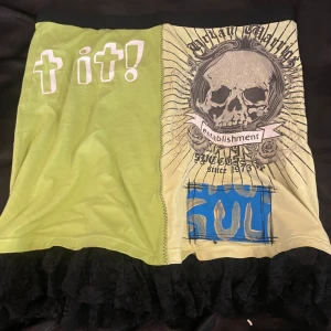 Ascool kjol - Den är i bra skick och sitter nästan ner till knäna på mig som är 162 cm lång, jätte snygg till sommaren🫶🏻