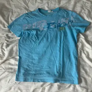 blå t-shirt med tryck 