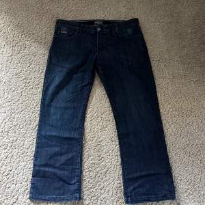 Skit snygga armani jeans som är bootcut säljer dom för att dom inte längre kommer till användning 