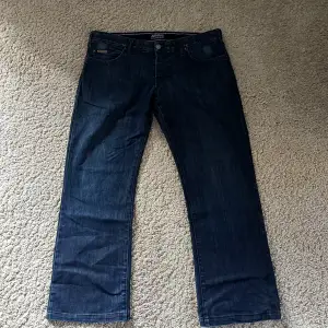 Skit snygga armani jeans som är bootcut säljer dom för att dom inte längre kommer till användning 