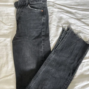 Jeans - Jeansen är använd men i bra skick och inga defekter mer än att jag klippt av kanten längst ner för de skulle bli snyggare. Jeansen finns just nu inte kvar men de sitter tagit upp till men lite mer rakt ner till med en slit och original pris var  399