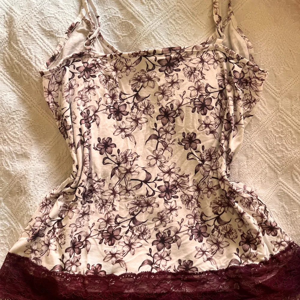 jätte söt lila och vit blommig lace linne från twilfit - knappt använd!. Toppar.