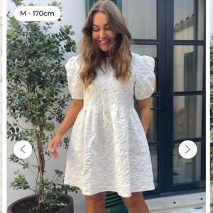 Klänning - Säljer min klänning från BY IC i storlek S. Nypris: 749,95kr. Den är helt oanvänd, säljer eftersom jag hittade en annan. Perfekt till studenten🤍 Skriv för egna bilder 