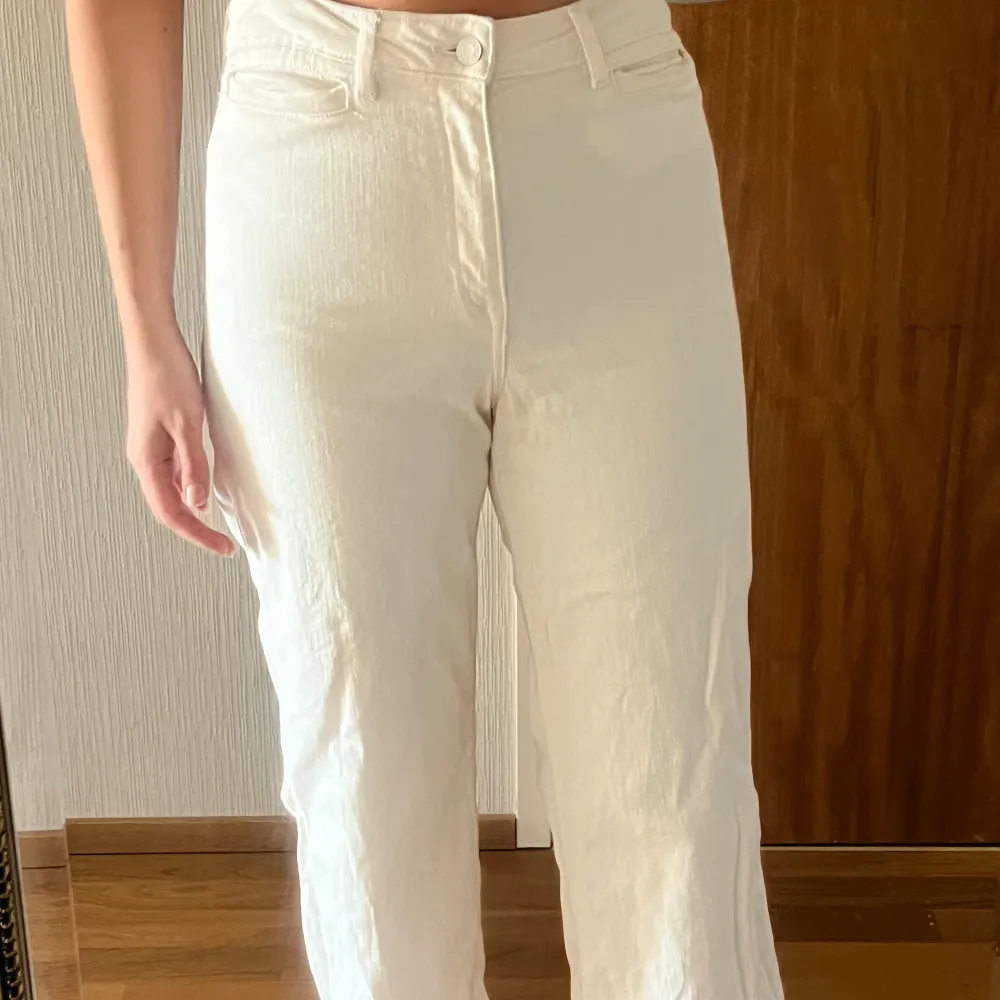 Vita culotte högmidjade jeans, storlek 42. . Jeans & Byxor.