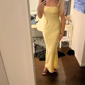 Gul satin klänning - Säljer vidare denna superfina balklänning i storlek s. 