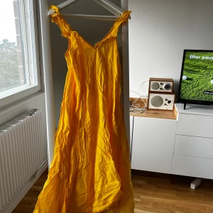 Sommarklänning  - Gul långklänning med fina volang detaljer från h&m😊 (jätte skrynklig på bilden)
