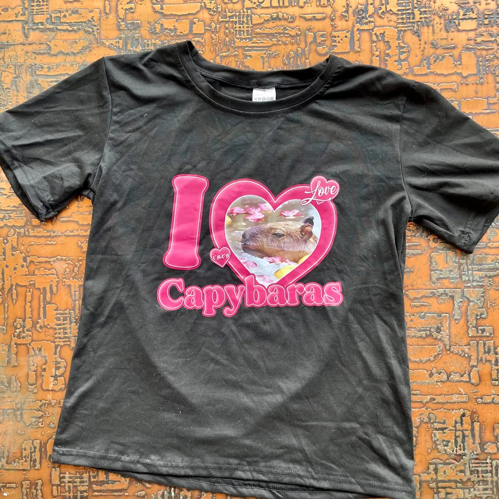 I ❤️ Capybaras T-shirt storlek S. T-shirts.