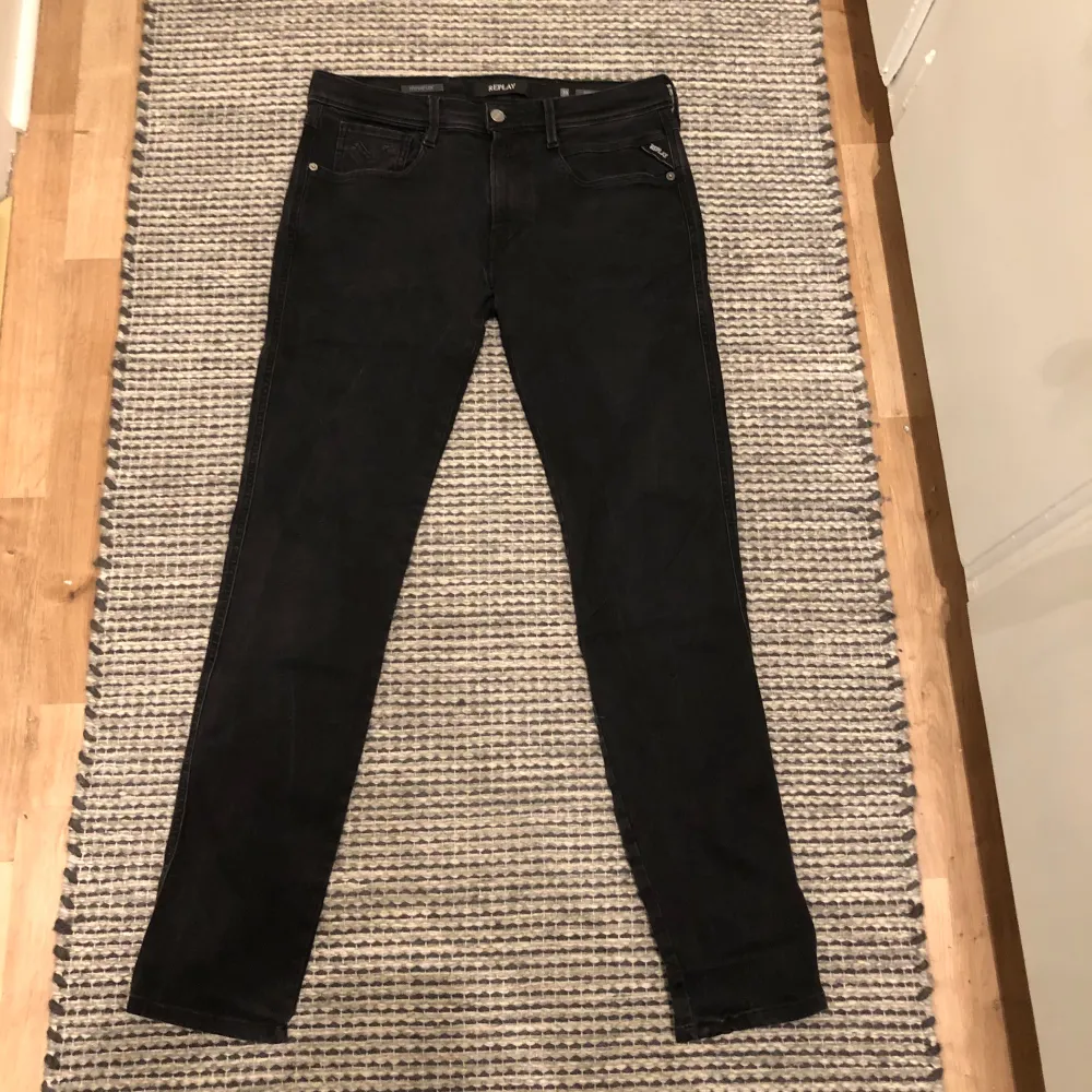 Svarta replay jeans i nyskick-inga defekter-Storlek W33 L34-killen på bilden är 182-kom du om du har några funderingar . Jeans & Byxor.