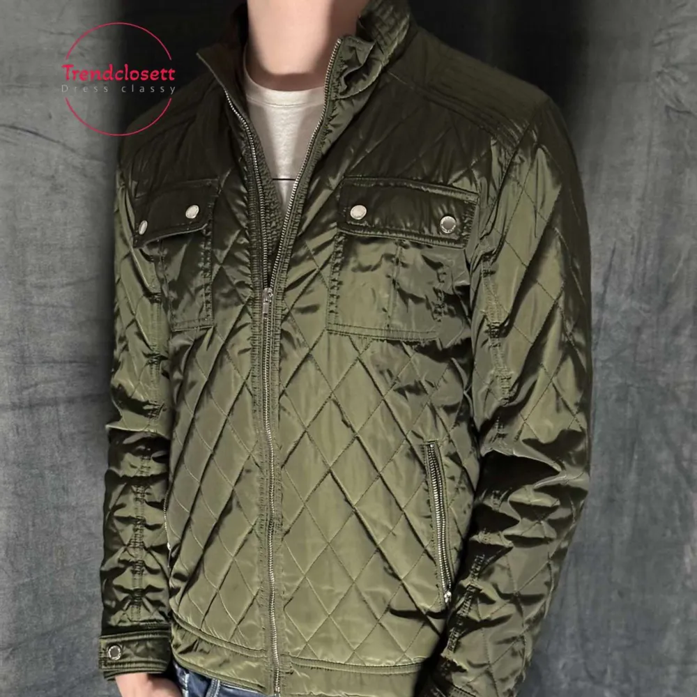 Säljer nu denna sjuuuukt snygga quiltade jackan i väldigt snygg grön färg. Jackan är i sjukt bra skick och har Inga defekter! Modellen är 185 och väger 81 kg!💯. Jackor.