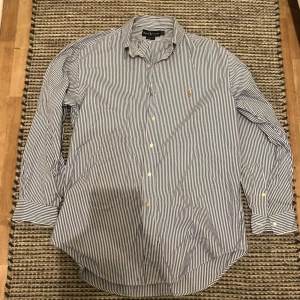 Ralphlauren skjorta - Perfekt nu till sommaren-storlek är L-defekt ses på sista bilden, syns ej när man har på sig den-inga andra defekter-kom dm om du har några funderingar 