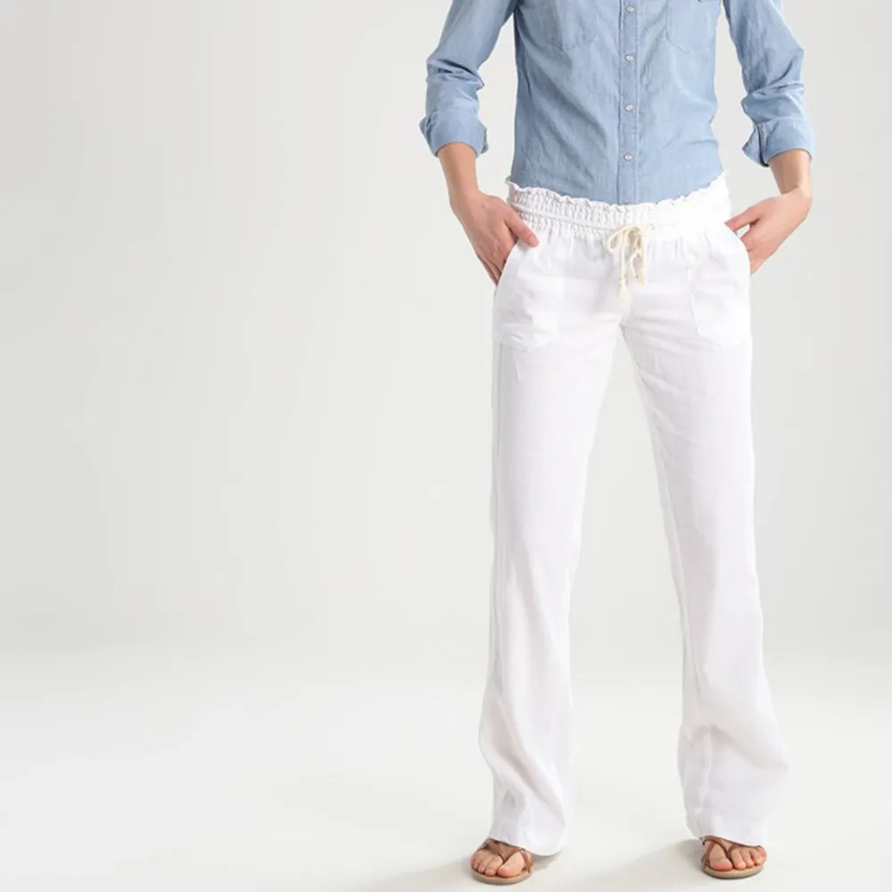 Säljer dessa linne byxor från Roxy som är helt oanvända med prislapp🤍. Jeans & Byxor.