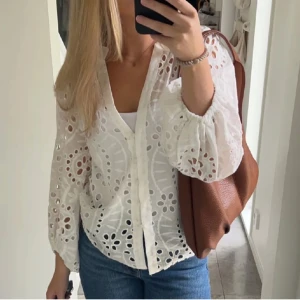 Vit blus  - Jättefin vit blus i bra skick 💞 Storlek S