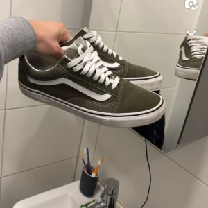 Vans  - Ett par sjukt snygga vans som e perfekta till sommaren och våren! Mycket fint skick bara lite smutsig sula! Hör av er vid frågor🤩