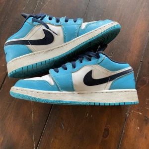 Jordan 1 low ”UNC” - Hej, säljer mina jordans med kartong då dom har blivit för små. Ursprungligen från restock och är i bra skick. Skriv om ni är intresserade eller vill se flera bilder.